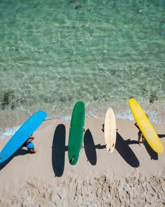 Four surfers with colorful boards at the shoreline Haleiwa, Hawaii, United States CR_ALKA260806-2094251-01 ,model released, Symbolfoto ,property released
