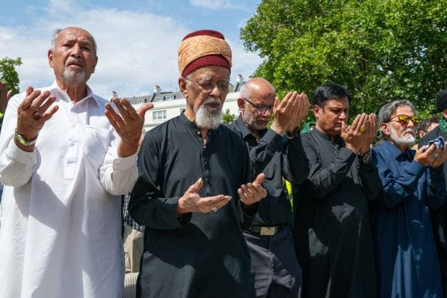 August 9, 2026, London, England, United Kingdom: Shia Muslims take part in the annual Arbaeen procession in Marble Arch in London, Britain, on August 9, 2026. Arbaeen marks the 40th day after the martyrdom of Imam Hussein, the grandson of the Prophet Muhammad. London United Kingdom - ZUMAk172 20260809_zip_k172_011 Copyright: xThomasxKrychx