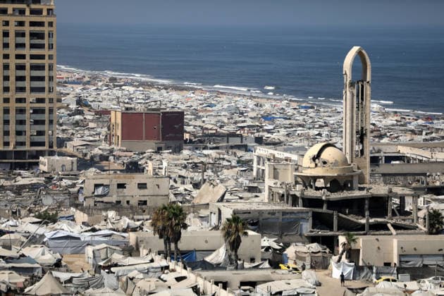 Displacement tents crowd Gaza City coast amid widespread destruction A general view shows tents sheltering displaced Palestinians crowded along the coast of Gaza City and among buildings damaged during the war, on August 10, 2026. Families have sought refuge in makeshift shelters after their homes were destroyed, amid difficult living and humanitarian conditions. Photo by Bilal Osama apaimages Gaza city Gaza Strip Palestinian Territory 100826_Gaza_BO_00(15) Copyright: xapaimagesxBilalxOsamax xapaimagesx