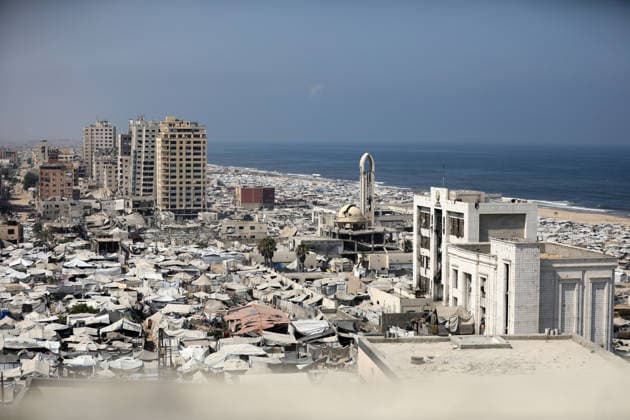 Displacement tents crowd Gaza City coast amid widespread destruction A general view shows tents sheltering displaced Palestinians crowded along the coast of Gaza City and among buildings damaged during the war, on August 10, 2026. Families have sought refuge in makeshift shelters after their homes were destroyed, amid difficult living and humanitarian conditions. Photo by Bilal Osama apaimages Gaza city Gaza Strip Palestinian Territory 100826_Gaza_BO_00(16) Copyright: xapaimagesxBilalxOsamax xapaimagesx