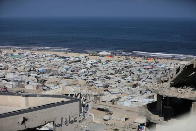 Displacement tents crowd Gaza City coast amid widespread destruction A general view shows tents sheltering displaced Palestinians crowded along the coast of Gaza City and among buildings damaged during the war, on August 10, 2026. Families have sought refuge in makeshift shelters after their homes were destroyed, amid difficult living and humanitarian conditions. Photo by Bilal Osama apaimages Gaza city Gaza Strip Palestinian Territory 100826_Gaza_BO_00(22) Copyright: xapaimagesxBilalxOsamax xapaimagesx