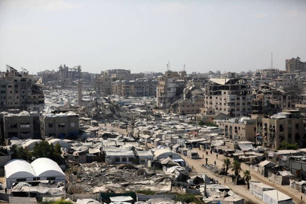 Displacement tents crowd Gaza City coast amid widespread destruction A general view shows tents sheltering displaced Palestinians crowded along the coast of Gaza City and among buildings damaged during the war, on August 10, 2026. Families have sought refuge in makeshift shelters after their homes were destroyed, amid difficult living and humanitarian conditions. Photo by Bilal Osama apaimages Gaza city Gaza Strip Palestinian Territory 100826_Gaza_BO_00(30) Copyright: xapaimagesxBilalxOsamax xapaimagesx
