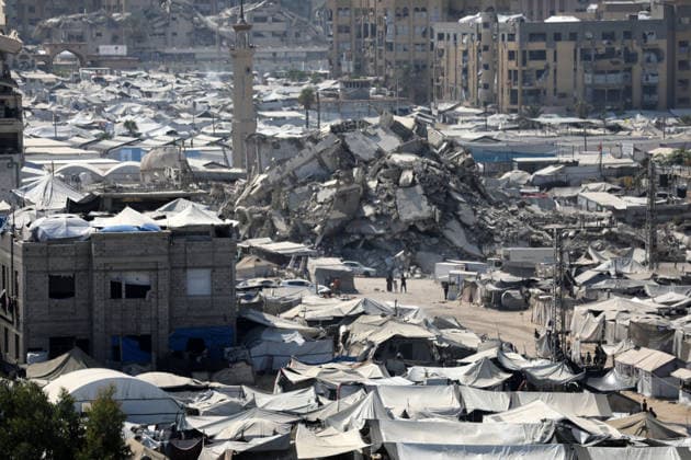 Displacement tents crowd Gaza City coast amid widespread destruction A general view shows tents sheltering displaced Palestinians crowded along the coast of Gaza City and among buildings damaged during the war, on August 10, 2026. Families have sought refuge in makeshift shelters after their homes were destroyed, amid difficult living and humanitarian conditions. Photo by Bilal Osama apaimages Gaza city Gaza Strip Palestinian Territory 100826_Gaza_BO_00(31) Copyright: xapaimagesxBilalxOsamax xapaimagesx