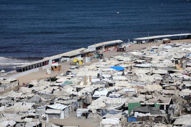 Displacement tents crowd Gaza City coast amid widespread destruction A general view shows tents sheltering displaced Palestinians crowded along the coast of Gaza City and among buildings damaged during the war, on August 10, 2026. Families have sought refuge in makeshift shelters after their homes were destroyed, amid difficult living and humanitarian conditions. Photo by Bilal Osama apaimages Gaza city Gaza Strip Palestinian Territory 100826_Gaza_BO_00(38) Copyright: xapaimagesxBilalxOsamax xapaimagesx