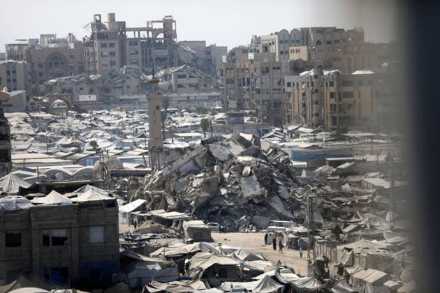 Displacement tents crowd Gaza City coast amid widespread destruction A general view shows tents sheltering displaced Palestinians crowded along the coast of Gaza City and among buildings damaged during the war, on August 10, 2026. Families have sought refuge in makeshift shelters after their homes were destroyed, amid difficult living and humanitarian conditions. Photo by Bilal Osama apaimages Gaza city Gaza Strip Palestinian Territory 100826_Gaza_BO_00(40) Copyright: xapaimagesxBilalxOsamax xapaimagesx