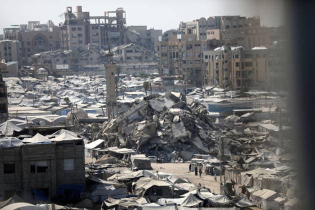 Displacement tents crowd Gaza City coast amid widespread destruction A general view shows tents sheltering displaced Palestinians crowded along the coast of Gaza City and among buildings damaged during the war, on August 10, 2026. Families have sought refuge in makeshift shelters after their homes were destroyed, amid difficult living and humanitarian conditions. Photo by Bilal Osama apaimages Gaza city Gaza Strip Palestinian Territory 100826_Gaza_BO_00(41) Copyright: xapaimagesxBilalxOsamax xapaimagesx