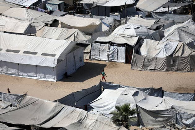 Displacement tents crowd Gaza City coast amid widespread destruction A general view shows tents sheltering displaced Palestinians crowded along the coast of Gaza City and among buildings damaged during the war, on August 10, 2026. Families have sought refuge in makeshift shelters after their homes were destroyed, amid difficult living and humanitarian conditions. Photo by Bilal Osama apaimages Gaza city Gaza Strip Palestinian Territory 100826_Gaza_BO_00(52) Copyright: xapaimagesxBilalxOsamax xapaimagesx