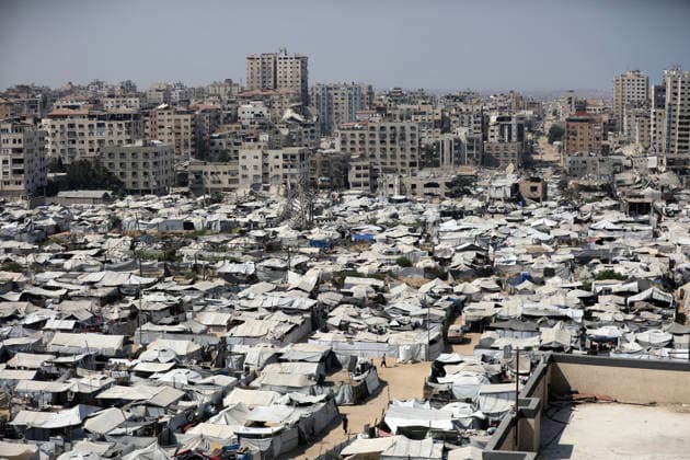 Displacement tents crowd Gaza City coast amid widespread destruction A general view shows tents sheltering displaced Palestinians crowded along the coast of Gaza City and among buildings damaged during the war, on August 10, 2026. Families have sought refuge in makeshift shelters after their homes were destroyed, amid difficult living and humanitarian conditions. Photo by Bilal Osama apaimages Gaza city Gaza Strip Palestinian Territory 100826_Gaza_BO_00(54) Copyright: xapaimagesxBilalxOsamax xapaimagesx