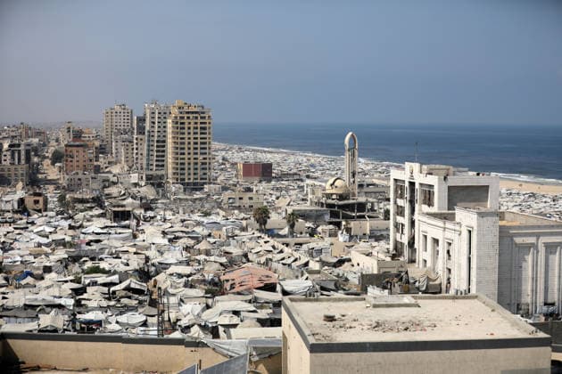 Displacement tents crowd Gaza City coast amid widespread destruction A general view shows tents sheltering displaced Palestinians crowded along the coast of Gaza City and among buildings damaged during the war, on August 10, 2026. Families have sought refuge in makeshift shelters after their homes were destroyed, amid difficult living and humanitarian conditions. Photo by Bilal Osama apaimages Gaza city Gaza Strip Palestinian Territory 100826_Gaza_BO_00(55) Copyright: xapaimagesxBilalxOsamax xapaimagesx