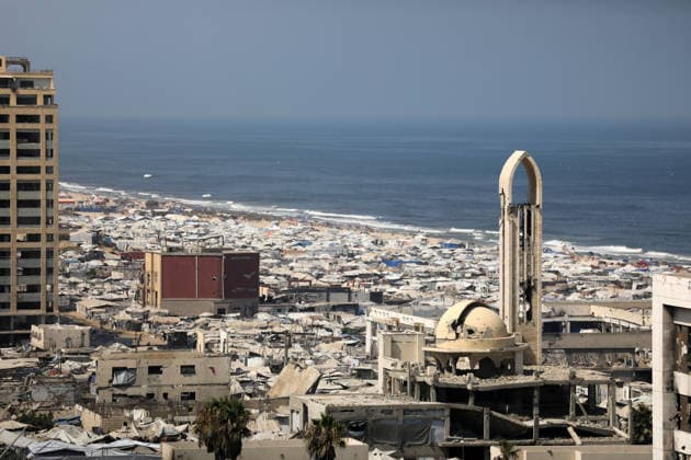 Displacement tents crowd Gaza City coast amid widespread destruction A general view shows tents sheltering displaced Palestinians crowded along the coast of Gaza City and among buildings damaged during the war, on August 10, 2026. Families have sought refuge in makeshift shelters after their homes were destroyed, amid difficult living and humanitarian conditions. Photo by Bilal Osama apaimages Gaza city Gaza Strip Palestinian Territory 100826_Gaza_BO_00(58) Copyright: xapaimagesxBilalxOsamax xapaimagesx