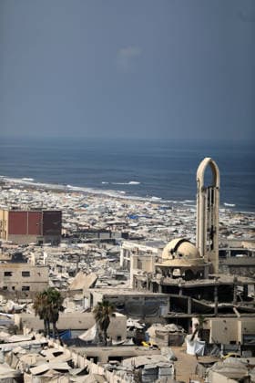 Displacement tents crowd Gaza City coast amid widespread destruction A general view shows tents sheltering displaced Palestinians crowded along the coast of Gaza City and among buildings damaged during the war, on August 10, 2026. Families have sought refuge in makeshift shelters after their homes were destroyed, amid difficult living and humanitarian conditions. Photo by Bilal Osama apaimages Gaza city Gaza Strip Palestinian Territory 100826_Gaza_BO_00(21) Copyright: xapaimagesxBilalxOsamax xapaimagesx