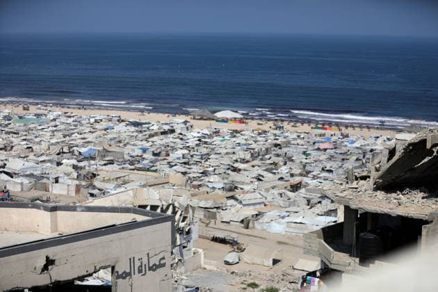 Displacement tents crowd Gaza City coast amid widespread destruction A general view shows tents sheltering displaced Palestinians crowded along the coast of Gaza City and among buildings damaged during the war, on August 10, 2026. Families have sought refuge in makeshift shelters after their homes were destroyed, amid difficult living and humanitarian conditions. Photo by Bilal Osama apaimages Gaza city Gaza Strip Palestinian Territory 100826_Gaza_BO_00(23) Copyright: xapaimagesxBilalxOsamax xapaimagesx