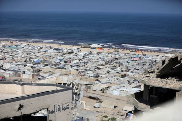 Displacement tents crowd Gaza City coast amid widespread destruction A general view shows tents sheltering displaced Palestinians crowded along the coast of Gaza City and among buildings damaged during the war, on August 10, 2026. Families have sought refuge in makeshift shelters after their homes were destroyed, amid difficult living and humanitarian conditions. Photo by Bilal Osama apaimages Gaza city Gaza Strip Palestinian Territory 100826_Gaza_BO_00(24) Copyright: xapaimagesxBilalxOsamax xapaimagesx