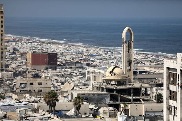 Displacement tents crowd Gaza City coast amid widespread destruction A general view shows tents sheltering displaced Palestinians crowded along the coast of Gaza City and among buildings damaged during the war, on August 10, 2026. Families have sought refuge in makeshift shelters after their homes were destroyed, amid difficult living and humanitarian conditions. Photo by Bilal Osama apaimages Gaza city Gaza Strip Palestinian Territory 100826_Gaza_BO_00(26) Copyright: xapaimagesxBilalxOsamax xapaimagesx