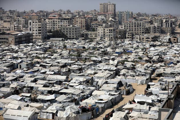 Displacement tents crowd Gaza City coast amid widespread destruction A general view shows tents sheltering displaced Palestinians crowded along the coast of Gaza City and among buildings damaged during the war, on August 10, 2026. Families have sought refuge in makeshift shelters after their homes were destroyed, amid difficult living and humanitarian conditions. Photo by Bilal Osama apaimages Gaza city Gaza Strip Palestinian Territory 100826_Gaza_BO_00(28) Copyright: xapaimagesxBilalxOsamax xapaimagesx