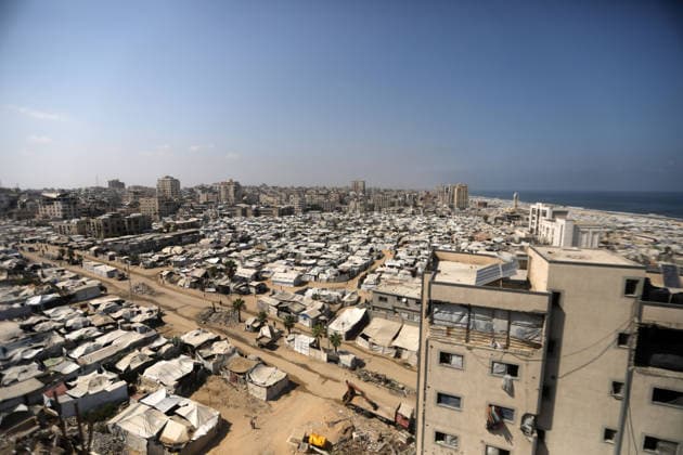 Displacement tents crowd Gaza City coast amid widespread destruction A general view shows tents sheltering displaced Palestinians crowded along the coast of Gaza City and among buildings damaged during the war, on August 10, 2026. Families have sought refuge in makeshift shelters after their homes were destroyed, amid difficult living and humanitarian conditions. Photo by Bilal Osama apaimages Gaza city Gaza Strip Palestinian Territory 100826_Gaza_BO_00(3) Copyright: xapaimagesxBilalxOsamax xapaimagesx