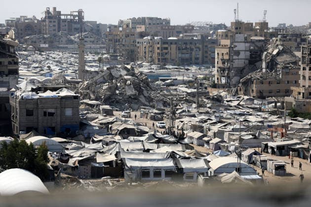 Displacement tents crowd Gaza City coast amid widespread destruction A general view shows tents sheltering displaced Palestinians crowded along the coast of Gaza City and among buildings damaged during the war, on August 10, 2026. Families have sought refuge in makeshift shelters after their homes were destroyed, amid difficult living and humanitarian conditions. Photo by Bilal Osama apaimages Gaza city Gaza Strip Palestinian Territory 100826_Gaza_BO_00(4) Copyright: xapaimagesxBilalxOsamax xapaimagesx