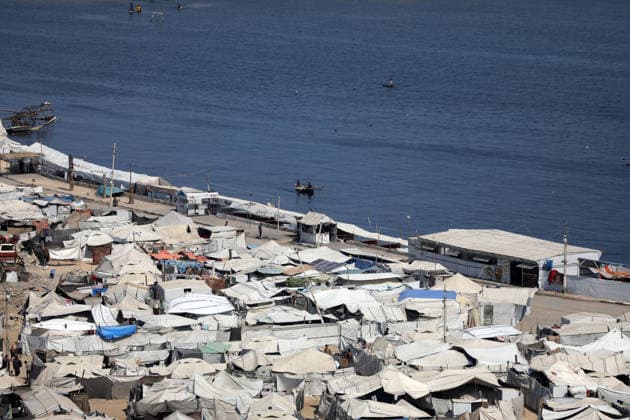 Displacement tents crowd Gaza City coast amid widespread destruction A general view shows tents sheltering displaced Palestinians crowded along the coast of Gaza City and among buildings damaged during the war, on August 10, 2026. Families have sought refuge in makeshift shelters after their homes were destroyed, amid difficult living and humanitarian conditions. Photo by Bilal Osama apaimages Gaza city Gaza Strip Palestinian Territory 100826_Gaza_BO_00(44) Copyright: xapaimagesxBilalxOsamax xapaimagesx