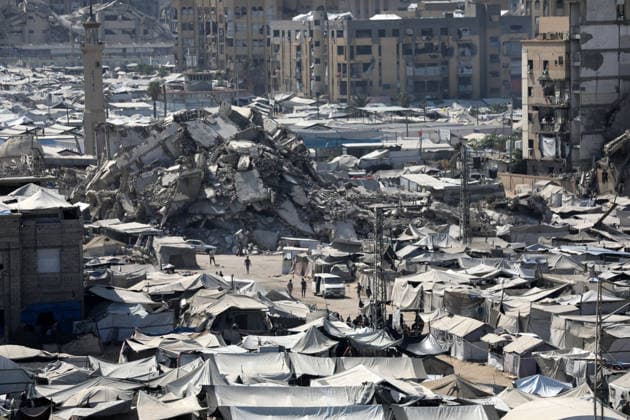 Displacement tents crowd Gaza City coast amid widespread destruction A general view shows tents sheltering displaced Palestinians crowded along the coast of Gaza City and among buildings damaged during the war, on August 10, 2026. Families have sought refuge in makeshift shelters after their homes were destroyed, amid difficult living and humanitarian conditions. Photo by Bilal Osama apaimages Gaza city Gaza Strip Palestinian Territory 100826_Gaza_BO_00(5) Copyright: xapaimagesxBilalxOsamax xapaimagesx