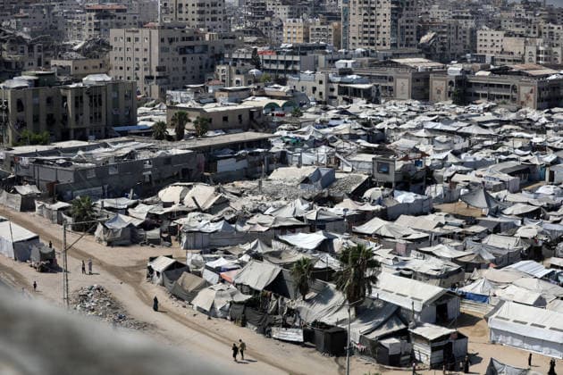 Displacement tents crowd Gaza City coast amid widespread destruction A general view shows tents sheltering displaced Palestinians crowded along the coast of Gaza City and among buildings damaged during the war, on August 10, 2026. Families have sought refuge in makeshift shelters after their homes were destroyed, amid difficult living and humanitarian conditions. Photo by Bilal Osama apaimages Gaza city Gaza Strip Palestinian Territory 100826_Gaza_BO_00(8) Copyright: xapaimagesxBilalxOsamax xapaimagesx