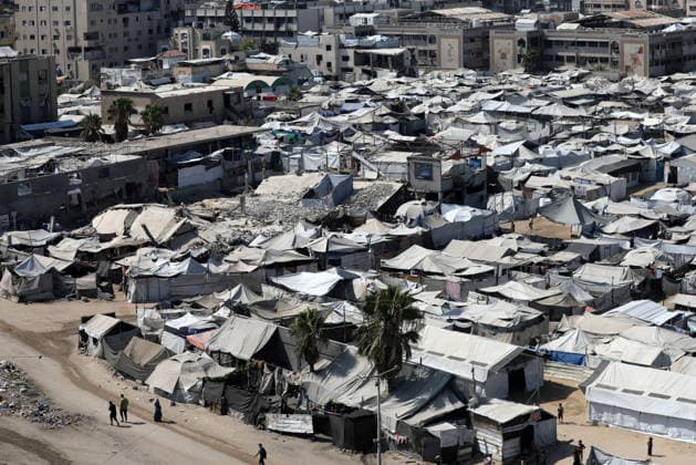 Displacement tents crowd Gaza City coast amid widespread destruction A general view shows tents sheltering displaced Palestinians crowded along the coast of Gaza City and among buildings damaged during the war, on August 10, 2026. Families have sought refuge in makeshift shelters after their homes were destroyed, amid difficult living and humanitarian conditions. Photo by Bilal Osama apaimages Gaza city Gaza Strip Palestinian Territory 100826_Gaza_BO_00(9) Copyright: xapaimagesxBilalxOsamax xapaimagesx
