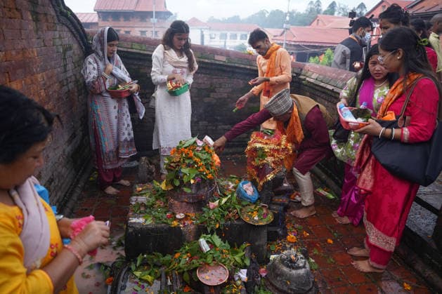 August 10, 2026, Kathmandu, Bagmati, Nepal: Today is the last Monday of the month of Shrawan, and Pashupatinath is thronged with devotees..Women who have been observing fasts and worshipping Lord Shiva every Monday throughout the month of Shrawan are formally concluding their fast today. Kathmandu Nepal - ZUMAa308 20260810_znp_a308_010 Copyright: xChandraxBahadurxAlex