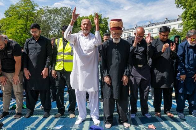 August 9, 2026, London, England, United Kingdom: Shia Muslims take part in the annual Arbaeen procession in Marble Arch in London, Britain, on August 9, 2026. Arbaeen marks the 40th day after the martyrdom of Imam Hussein, the grandson of the Prophet Muhammad. London United Kingdom  - ZUMAk172 20260809_zip_k172_015 Copyright: xThomasxKrychx