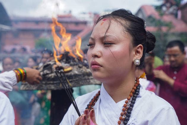 August 10, 2026, Kathmandu, Bagmati, Nepal: Today marks the last Monday of the month of Shrawan, and Pashupatinath is thronged with devotees..Women who have been observing fasts and worshipping Lord Shiva every Monday throughout the month of Shrawan are formally concluding their fasts today..A woman, dressed in colorful attire, is offering prayers at Kathmandu s Pashupatinath Temple during the worship of the Hindu deity Lord Shiva and the observance of the Shrawan fast. Kathmandu Nepal - ZUMAa308 20260810_znp_a308_013 Copyright: xChandraxBahadurxAlex