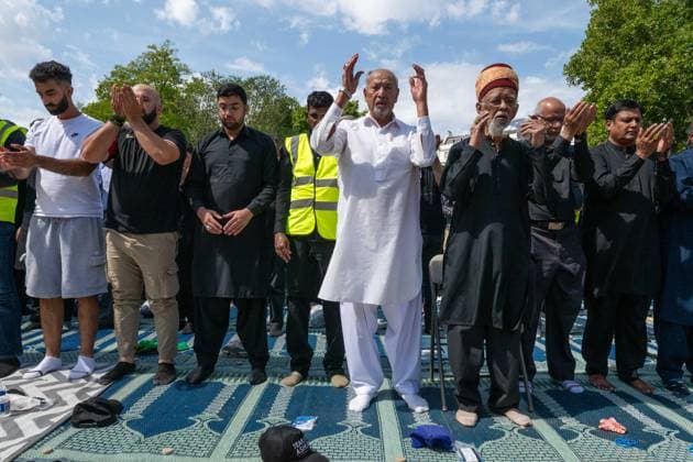 August 9, 2026, London, England, United Kingdom: Shia Muslims take part in the annual Arbaeen procession in Marble Arch in London, Britain, on August 9, 2026. Arbaeen marks the 40th day after the martyrdom of Imam Hussein, the grandson of the Prophet Muhammad. London United Kingdom  - ZUMAk172 20260809_zip_k172_016 Copyright: xThomasxKrychx