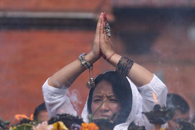 August 10, 2026, Kathmandu, Bagmati, Nepal: Today marks the last Monday of the month of Shrawan, and Pashupatinath is thronged with devotees..Women who have been observing fasts and worshipping Lord Shiva every Monday throughout the month of Shrawan are formally concluding their fasts today..A woman, dressed in colorful attire, is offering prayers at Kathmandu s Pashupatinath Temple during the worship of the Hindu deity Lord Shiva and the observance of the Shrawan fast. Kathmandu Nepal - ZUMAa308 20260810_znp_a308_020 Copyright: xChandraxBahadurxAlex