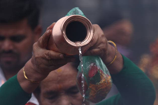 August 10, 2026, Kathmandu, Bagmati, Nepal: Today marks the last Monday of the month of Shrawan, and Pashupatinath is thronged with devotees..Women who have been observing fasts and worshipping Lord Shiva every Monday throughout the month of Shrawan are formally concluding their fasts today..A woman, dressed in colorful attire, is offering prayers at Kathmandu s Pashupatinath Temple during the worship of the Hindu deity Lord Shiva and the observance of the Shrawan fast. Kathmandu Nepal - ZUMAa308 20260810_znp_a308_025 Copyright: xChandraxBahadurxAlex