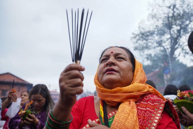 August 10, 2026, Kathmandu, Bagmati, Nepal: Today marks the last Monday of the month of Shrawan, and Pashupatinath is thronged with devotees..Women who have been observing fasts and worshipping Lord Shiva every Monday throughout the month of Shrawan are formally concluding their fasts today..A woman, dressed in colorful attire, is offering prayers at Kathmandu s Pashupatinath Temple during the worship of the Hindu deity Lord Shiva and the observance of the Shrawan fast. Kathmandu Nepal  - ZUMAa308 20260810_znp_a308_009 Copyright: xChandraxBahadurxAlex