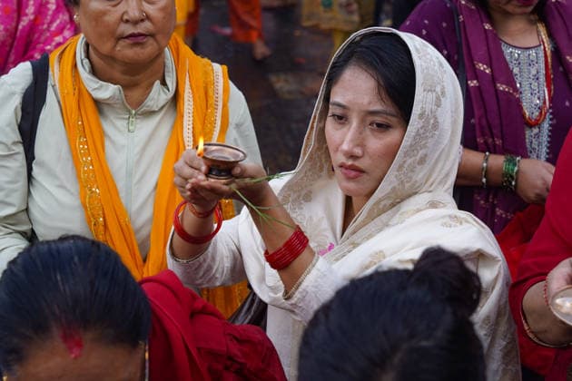 August 10, 2026, Kathmandu, Bagmati, Nepal: Today marks the last Monday of the month of Shrawan, and Pashupatinath is thronged with devotees..Women who have been observing fasts and worshipping Lord Shiva every Monday throughout the month of Shrawan are formally concluding their fasts today..A woman, dressed in colorful attire, is offering prayers at Kathmandu s Pashupatinath Temple during the worship of the Hindu deity Lord Shiva and the observance of the Shrawan fast. Kathmandu Nepal  - ZUMAa308 20260810_znp_a308_011 Copyright: xChandraxBahadurxAlex
