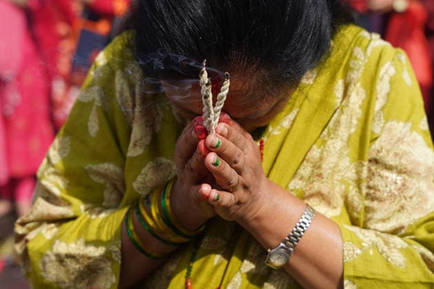 August 10, 2026, Kathmandu, Bagmati, Nepal: Today marks the last Monday of the month of Shrawan, and Pashupatinath is thronged with devotees..Women who have been observing fasts and worshipping Lord Shiva every Monday throughout the month of Shrawan are formally concluding their fasts today..A woman, dressed in colorful attire, is offering prayers at Kathmandu s Pashupatinath Temple during the worship of the Hindu deity Lord Shiva and the observance of the Shrawan fast. Kathmandu Nepal  - ZUMAa308 20260810_znp_a308_014 Copyright: xChandraxBahadurxAlex