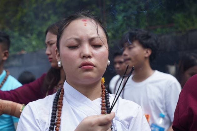 August 10, 2026, Kathmandu, Bagmati, Nepal: Today marks the last Monday of the month of Shrawan, and Pashupatinath is thronged with devotees..Women who have been observing fasts and worshipping Lord Shiva every Monday throughout the month of Shrawan are formally concluding their fasts today..A woman, dressed in colorful attire, is offering prayers at Kathmandu s Pashupatinath Temple during the worship of the Hindu deity Lord Shiva and the observance of the Shrawan fast. Kathmandu Nepal  - ZUMAa308 20260810_znp_a308_017 Copyright: xChandraxBahadurxAlex