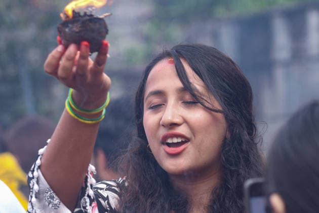 August 10, 2026, Kathmandu, Bagmati, Nepal: Today marks the last Monday of the month of Shrawan, and Pashupatinath is thronged with devotees..Women who have been observing fasts and worshipping Lord Shiva every Monday throughout the month of Shrawan are formally concluding their fasts today..A woman, dressed in colorful attire, is offering prayers at Kathmandu s Pashupatinath Temple during the worship of the Hindu deity Lord Shiva and the observance of the Shrawan fast. Kathmandu Nepal  - ZUMAa308 20260810_znp_a308_018 Copyright: xChandraxBahadurxAlex