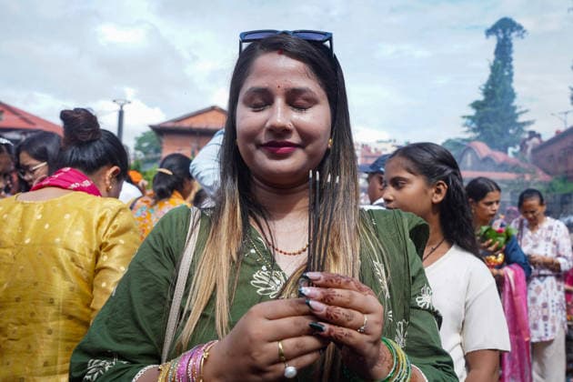 August 10, 2026, Kathmandu, Bagmati, Nepal: Today marks the last Monday of the month of Shrawan, and Pashupatinath is thronged with devotees..Women who have been observing fasts and worshipping Lord Shiva every Monday throughout the month of Shrawan are formally concluding their fasts today..A woman, dressed in colorful attire, is offering prayers at Kathmandu s Pashupatinath Temple during the worship of the Hindu deity Lord Shiva and the observance of the Shrawan fast. Kathmandu Nepal  - ZUMAa308 20260810_znp_a308_019 Copyright: xChandraxBahadurxAlex