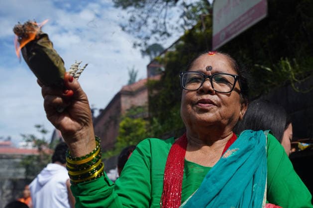 August 10, 2026, Kathmandu, Bagmati, Nepal: Today marks the last Monday of the month of Shrawan, and Pashupatinath is thronged with devotees..Women who have been observing fasts and worshipping Lord Shiva every Monday throughout the month of Shrawan are formally concluding their fasts today..A woman, dressed in colorful attire, is offering prayers at Kathmandu s Pashupatinath Temple during the worship of the Hindu deity Lord Shiva and the observance of the Shrawan fast. Kathmandu Nepal  - ZUMAa308 20260810_znp_a308_021 Copyright: xChandraxBahadurxAlex
