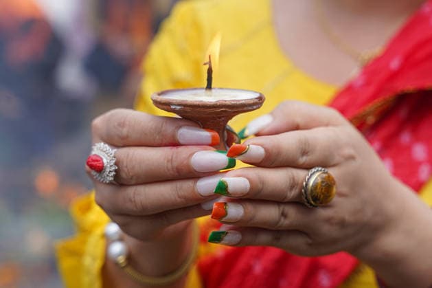 August 10, 2026, Kathmandu, Bagmati, Nepal: Today marks the last Monday of the month of Shrawan, and Pashupatinath is thronged with devotees..Women who have been observing fasts and worshipping Lord Shiva every Monday throughout the month of Shrawan are formally concluding their fasts today..A woman, dressed in colorful attire, is offering prayers at Kathmandu s Pashupatinath Temple during the worship of the Hindu deity Lord Shiva and the observance of the Shrawan fast. Kathmandu Nepal  - ZUMAa308 20260810_znp_a308_024 Copyright: xChandraxBahadurxAlex