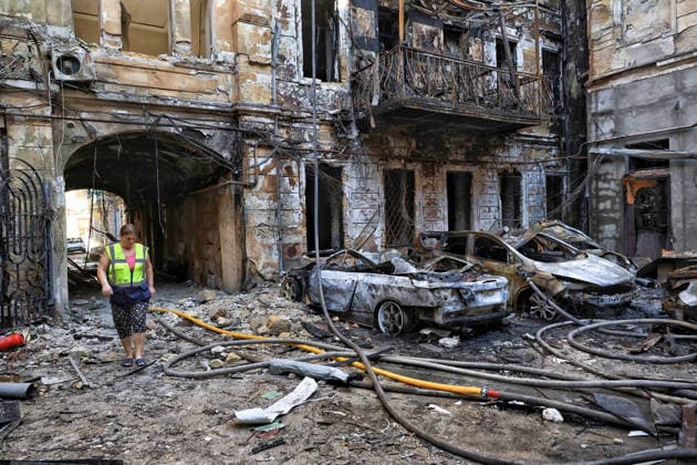 Russian troops launch massive combined attack on Odesa A municipal worker walks among the rubble in the courtyard of a multi-storey apartment block damaged by a Russian attack, Odesa, Ukraine, August 9, 2026. On Sunday night, August 9, the Russian army carried out a massive combined attack on Odesa, causing significant destruction in two districts of the southern Ukrainian port city. In central Odesa, a Russian missile hit a four-storey residential building, where two floors were completely burnt out. Two private houses and offices were also damaged. At least six civilian cars were destroyed or badly damaged in courtyards by falling debris and direct hits. Damage to energy facilities led to a temporary blackout, with partial power outages i  Copyright: xNinaxLiashonokx xUkrinformx xAvalonx 1122038255
