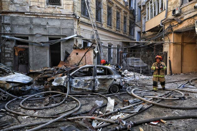 Russian troops launch massive combined attack on Odesa State Emergency Service workers deal with the aftermath of a Russian strike in the courtyard of a multi-storey apartment block, Odesa, Ukraine, August 9, 2026. On Sunday night, August 9, the Russian army carried out a massive combined attack on Odesa, causing significant destruction in two districts of the southern Ukrainian port city. In central Odesa, a Russian missile hit a four-storey residential building, where two floors were completely burnt out. Two private houses and offices were also damaged. At least six civilian cars were destroyed or badly damaged in courtyards by falling debris and direct hits. Damage to energy facilities led to a temporary blackout, with partial power out  Copyright: xNinaxLiashonokx xUkrinformx xAvalonx 1122038299