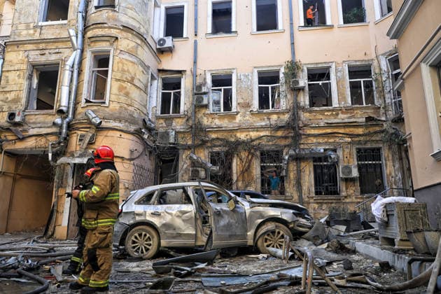 Russian troops launch massive combined attack on Odesa State Emergency Service workers deal with the aftermath of a Russian strike in the courtyard of a multi-storey apartment block, Odesa, Ukraine, August 9, 2026. On Sunday night, August 9, the Russian army carried out a massive combined attack on Odesa, causing significant destruction in two districts of the southern Ukrainian port city. In central Odesa, a Russian missile hit a four-storey residential building, where two floors were completely burnt out. Two private houses and offices were also damaged. At least six civilian cars were destroyed or badly damaged in courtyards by falling debris and direct hits. Damage to energy facilities led to a temporary blackout, with partial power out  Copyright: xNinaxLiashonokx xUkrinformx xAvalonx 1122038401