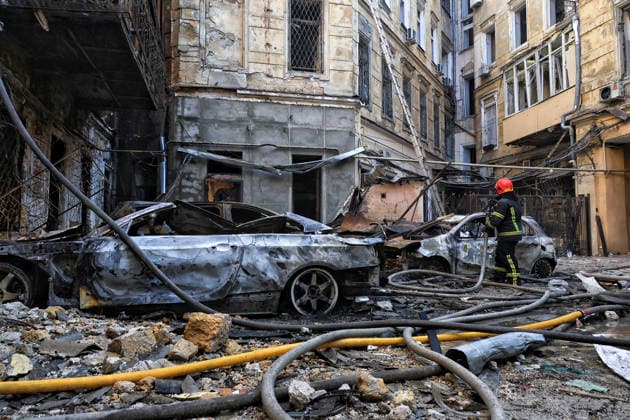 Russian troops launch massive combined attack on Odesa State Emergency Service workers deal with the aftermath of a Russian strike in the courtyard of a multi-storey apartment block, Odesa, Ukraine, August 9, 2026. On Sunday night, August 9, the Russian army carried out a massive combined attack on Odesa, causing significant destruction in two districts of the southern Ukrainian port city. In central Odesa, a Russian missile hit a four-storey residential building, where two floors were completely burnt out. Two private houses and offices were also damaged. At least six civilian cars were destroyed or badly damaged in courtyards by falling debris and direct hits. Damage to energy facilities led to a temporary blackout, with partial power out  Copyright: xNinaxLiashonokx xUkrinformx xAvalonx 1122038422