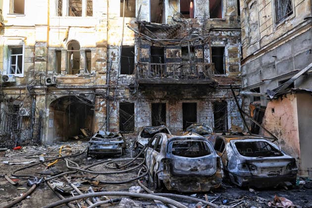 Russian troops launch massive combined attack on Odesa Burnt-out cars stay in the courtyard of a multi-storey apartment block in the historical city centre damaged by a Russian attack, Odesa, Ukraine, August 9, 2026. On Sunday night, August 9, the Russian army carried out a massive combined attack on Odesa, causing significant destruction in two districts of the southern Ukrainian port city. In central Odesa, a Russian missile hit a four-storey residential building, where two floors were completely burnt out. Two private houses and offices were also damaged. At least six civilian cars were destroyed or badly damaged in courtyards by falling debris and direct hits. Damage to energy facilities led to a temporary blackout, with partial power o  Copyright: xNinaxLiashonokx xUkrinformx xAvalonx 1122038441