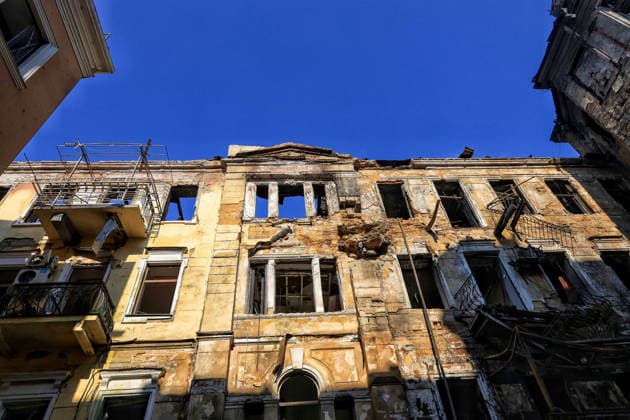 Russian troops launch massive combined attack on Odesa A multi-storey apartment block in the historical city centre is damaged by a Russian attack, Odesa, Ukraine, August 9, 2026. On Sunday night, August 9, the Russian army carried out a massive combined attack on Odesa, causing significant destruction in two districts of the southern Ukrainian port city. In central Odesa, a Russian missile hit a four-storey residential building, where two floors were completely burnt out. Two private houses and offices were also damaged. At least six civilian cars were destroyed or badly damaged in courtyards by falling debris and direct hits. Damage to energy facilities led to a temporary blackout, with partial power outages in the Peresypskyi (Poskot), P  Copyright: xNinaxLiashonokx xUkrinformx xAvalonx 1122038453
