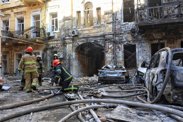 Russian troops launch massive combined attack on Odesa State Emergency Service workers deal with the aftermath of a Russian strike in the courtyard of a multi-storey apartment block, Odesa, Ukraine, August 9, 2026. On Sunday night, August 9, the Russian army carried out a massive combined attack on Odesa, causing significant destruction in two districts of the southern Ukrainian port city. In central Odesa, a Russian missile hit a four-storey residential building, where two floors were completely burnt out. Two private houses and offices were also damaged. At least six civilian cars were destroyed or badly damaged in courtyards by falling debris and direct hits. Damage to energy facilities led to a temporary blackout, with partial power out  Copyright: xNinaxLiashonokx xUkrinformx xAvalonx 1122038474