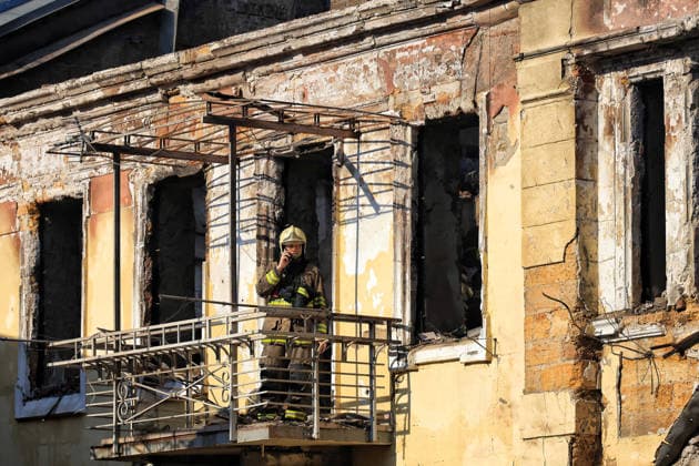 Russian troops launch massive combined attack on Odesa A State Emergency Service worker talks on the phone while standing on the balcony of a multi-storey apartment block in the historical city centre damaged by a Russian attack, Odesa, Ukraine, August 9, 2026. On Sunday night, August 9, the Russian army carried out a massive combined attack on Odesa, causing significant destruction in two districts of the southern Ukrainian port city. In central Odesa, a Russian missile hit a four-storey residential building, where two floors were completely burnt out. Two private houses and offices were also damaged. At least six civilian cars were destroyed or badly damaged in courtyards by falling debris and direct hits. Damage to energy facilities led  Copyright: xNinaxLiashonokx xUkrinformx xAvalonx 1122038491
