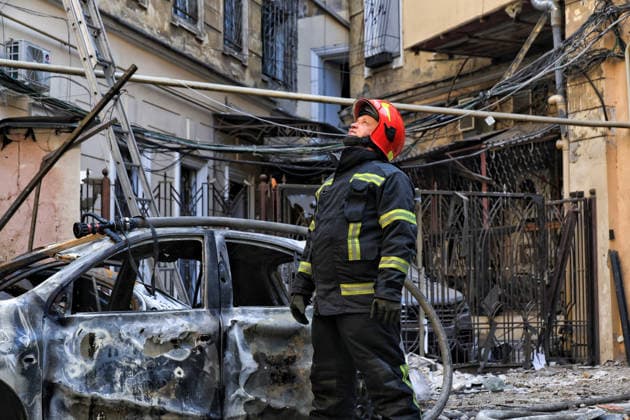 Russian troops launch massive combined attack on Odesa A State Emergency Service worker looks up in the courtyard of a multi-storey apartment block damaged by a Russian attack, Odesa, Ukraine, August 9, 2026. On Sunday night, August 9, the Russian army carried out a massive combined attack on Odesa, causing significant destruction in two districts of the southern Ukrainian port city. In central Odesa, a Russian missile hit a four-storey residential building, where two floors were completely burnt out. Two private houses and offices were also damaged. At least six civilian cars were destroyed or badly damaged in courtyards by falling debris and direct hits. Damage to energy facilities led to a temporary blackout, with partial power outages i  Copyright: xNinaxLiashonokx xUkrinformx xAvalonx 1122038561