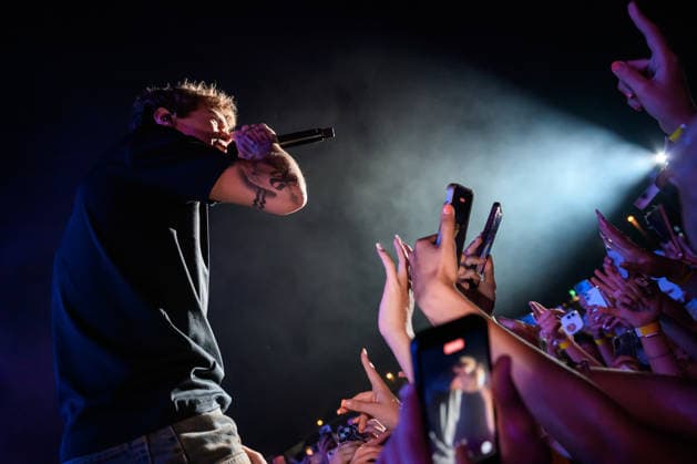 August 9, 2026, Marina Di Carrara, Massa Carrara, Italy: Riccardo Fabbriconi, aka Blanco, with his fans during the concert for the Tour Estate 2026 at the Vibe Summer Festival, Marina di Carrara, 09 08 2026 Marina Di Carrara Italy  - ZUMAa289 20260809_zia_a289_034 Copyright: xStefanoxDallexLuchex xAgfx