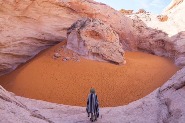 Hike in den Utah-Gebirge. Wandern in ungewöhnlichen Naturlandschaften. Fantastische Formen Sandsteinbildungen. Hike in the Utah mountains. Hiking in unusual natural landscapes. Fantastic forms sandstone formations. (License=RF) ,model released, Symbolfoto Copyright: xZoonar.com GalynaxAndrushkox 25392921 ,model released, Symbolfoto ,property released